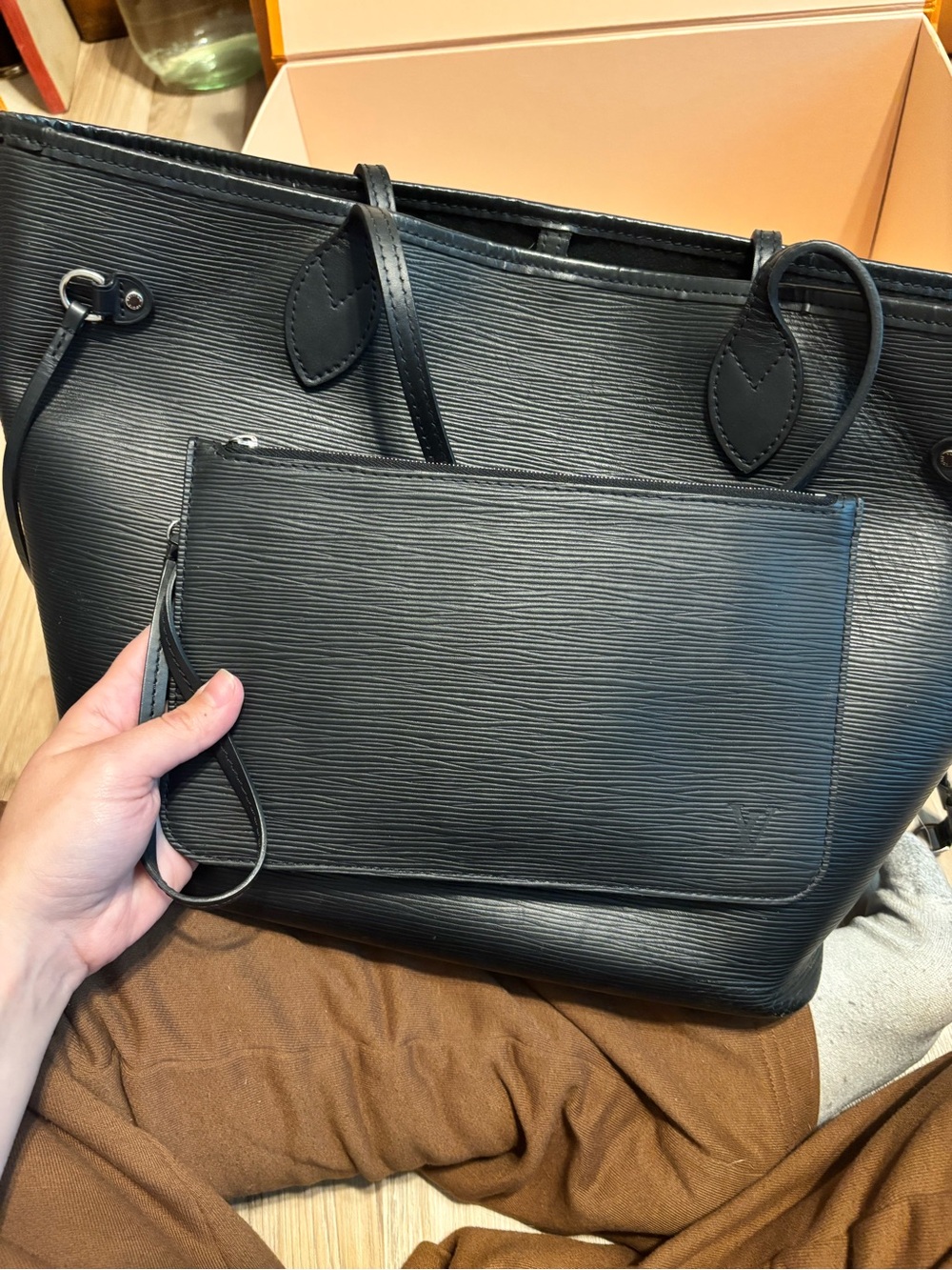 Louis Vuitton Neverfull MM Tote Bag in Black Epi Leather - Picture 14 of 15